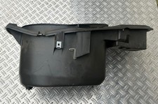 Helmfach Stauraum unter