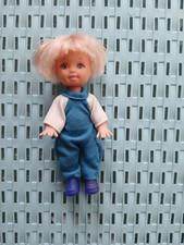 Junge mit blonden Haaren  Barbie