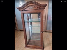 kleine Holzvitrine mit