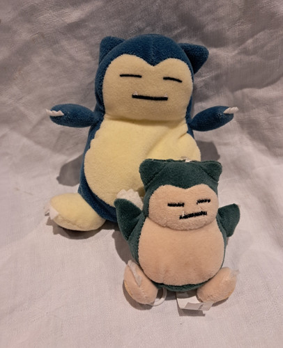 Zwei pokémon relaxo - relaxo, plüsch