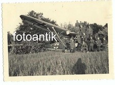 Foto 2 WK Flugzeug mit Kennung Hentschel Notlandung Soldaten Top