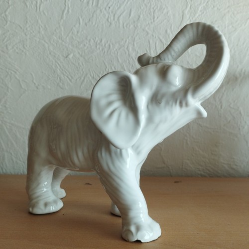 Elefantenfiguren aus porzellan - aus,