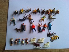 Spur HO....4 Tiere + 5 Kinder + 11 sitzende + 8 Passantern + 2 Motorrader.+ 4 Ti