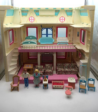 Vintage Fisher Price Loving Family Dream Dolls House mit Mödel & Familie