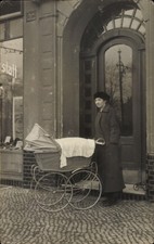 Foto Ak Berlin Neukölln, Frau mit einem Kinderwagen vor einem... - 11424307