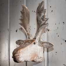 Holzbüste als Wanddekoration