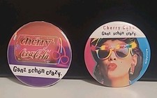 2 Cherry Coca-Cola Button, 5,5 cm Durchmesser.