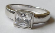 Ring viereckiger weißer