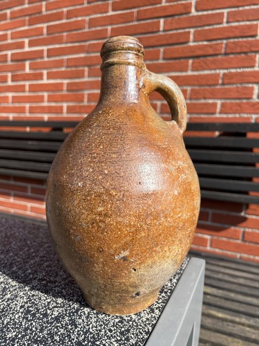 Antiker ölkrug aus steinzeug - antiker,