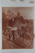 Foto junge Männer mit Fahrrad 20er Jahre