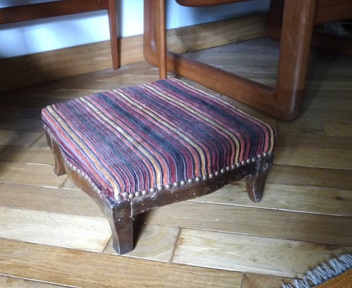 Antiker niedriger hocker - antiker,