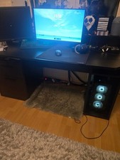 Schwarzer Schreibtisch mit