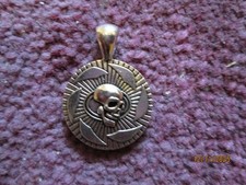 runder silberfarbener