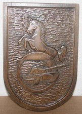 Großes geschnitztes Holzwappen mit einem Panzer und Pferd