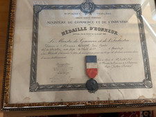 Frankreich Verleihungsurkunde mit einer Medaille de D`Honne im Rahmen 22Juli1932