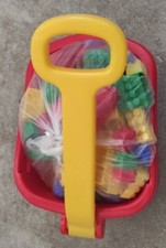 Schubkarre mit Spielbausteine