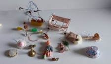 Sammlung alter Puppenhaus-Miniaturen Puppenstuben-Zubehör teils elektrisch Vinta