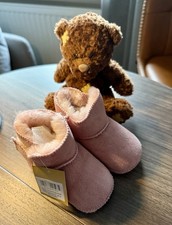 Baby Lammfell Schuhe. Größe
