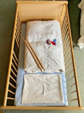 ?Kinderbett Gitterbett/Juniorbett-einstellbar-auf Rollen-70 x140cm-mit Matratze