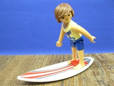 Surfer mit Surfbrett Figur