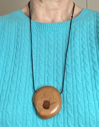 Handgefertigter holz anhänger - handgefertigter, holz-anhänger