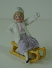 Antike seltene Puppenstuben Puppe Porzellan Winterkind mit Schlitten vor 1945