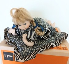 Niedliche, handgefertigte Puppe, bäuchlings liegend, ca. 31 cm, unbespielt