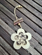 Fensterdeko Deko Blumen Blüten Frühling Schmetterling beige grün Holz 10 cm