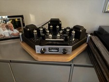 Stereoanlage mit Boxen Plattenspieler und Röhrenverstärker Stereoanlage