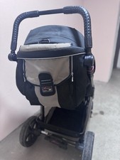 Gebrauchter Kinderwagen, klappbar und stabil. Mit Sicherheitsgurt, in Schwarz.