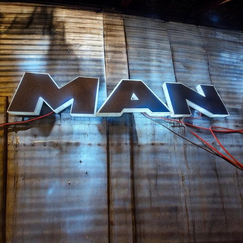Man frontlogo leuchtbuchstaben - man,