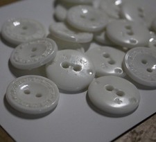 19 Weiße Knöpfe mit Muster -