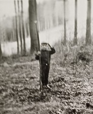 Kleiner Junge steht stramm im