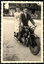 Fotografie Rasch, Dargun i. M., Motorrad AWO 425 T, junges Paar dreht eine Rund 