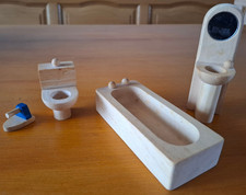 Holz-Puppenhaus-Möbel Badezimmer, teilweise von Plan Toys