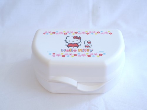 Tupperware hello kitty snacky - hello,