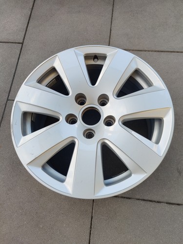Eine originale audi - originale, alufelge