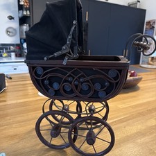 Vintage verzierter kleiner Puppenwagen im viktorianischen Stil Sammler Display Holz Rattan