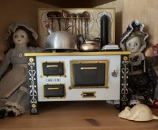 Spielzeugherd und Puppen mit Porzellanköpfen