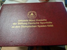 Münzkassette rot mit Aufdruck und 2 Lagen incl Münzen u. Geldscheine