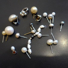 einzelne Ohrringe aus verschiedene Material Konvolut