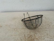 Altes kleines Drahtkörbchen