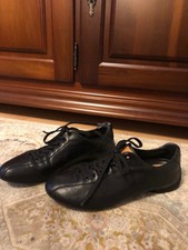 schwarze Schnürschuhe aus