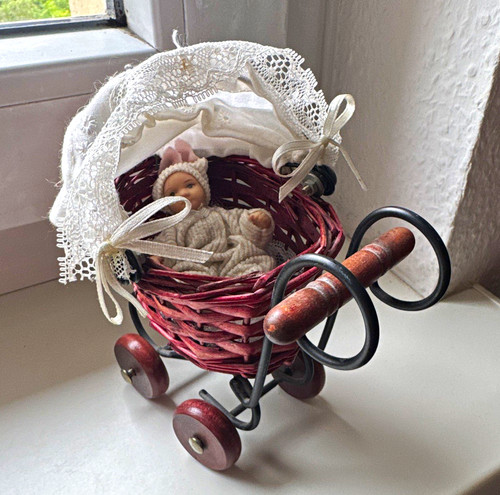 Puppenwagen aus korbgeflecht - puppenwagen,