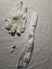 Krawatte mit Handschuhen