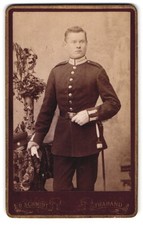 Fotografie O. Schmidt, Tharand, Portrait Soldat in Garde Uniform mit Bajonett u 