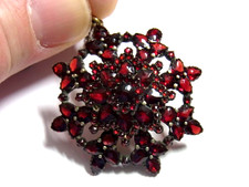 ZEITTYPISCHER BIEDERMEIER KETTENANHÄNGER GRANATSCHMUCK GARNAT STERN, UM 1860