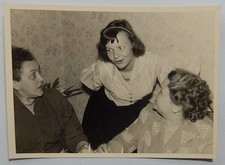 ALTES FOTO...FRAUEN...KLEID...BLUSE...ROCK...ALTE MODE...WOHNSTUBE...