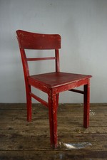 Schöner roter Stuhl Holzstuhl