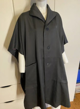 PLEATS PLEASE ? ISSEY MIYAKE Designer MANTEL in Schwarz Neu 